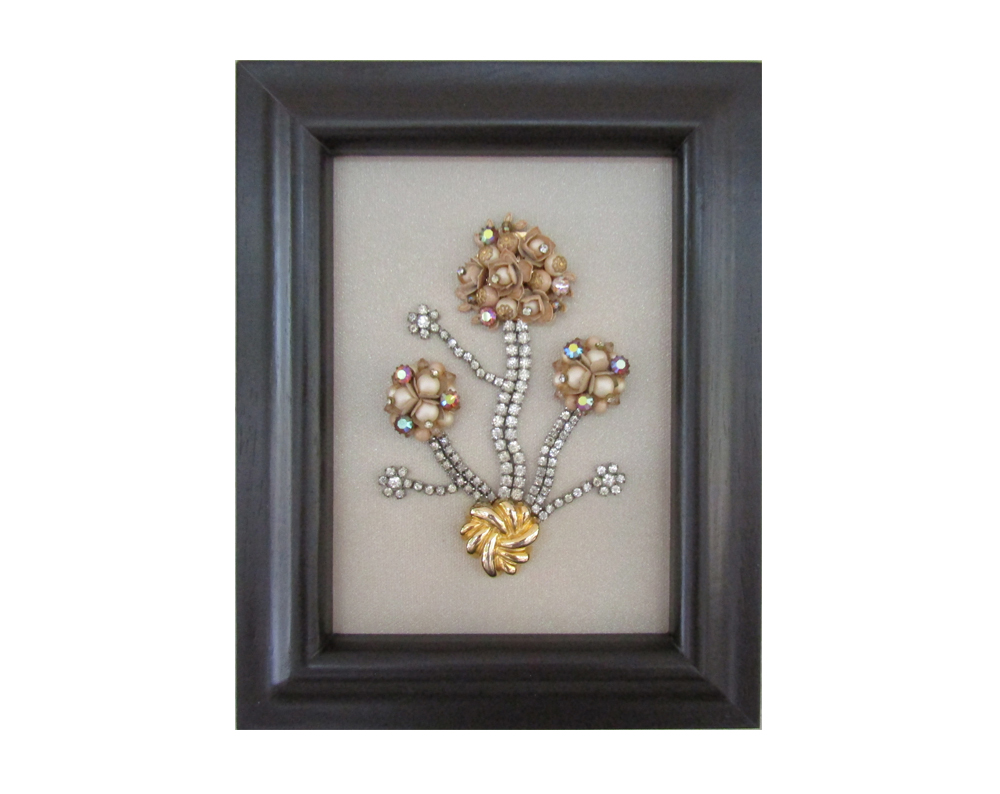 Carolyn40679267's tweet photo. Framed Jewelry Art 3 Flower Design Vintage Jewelry #VintageJewelry #MomSisGift #MothersDayGift #Handcrafted #OOAK #Unique #BroochEarringSet #FramedJewelryArt https://t.co/K8xR89kkhC via @jimmiesart https://t.co/UkHO7iP4Gs