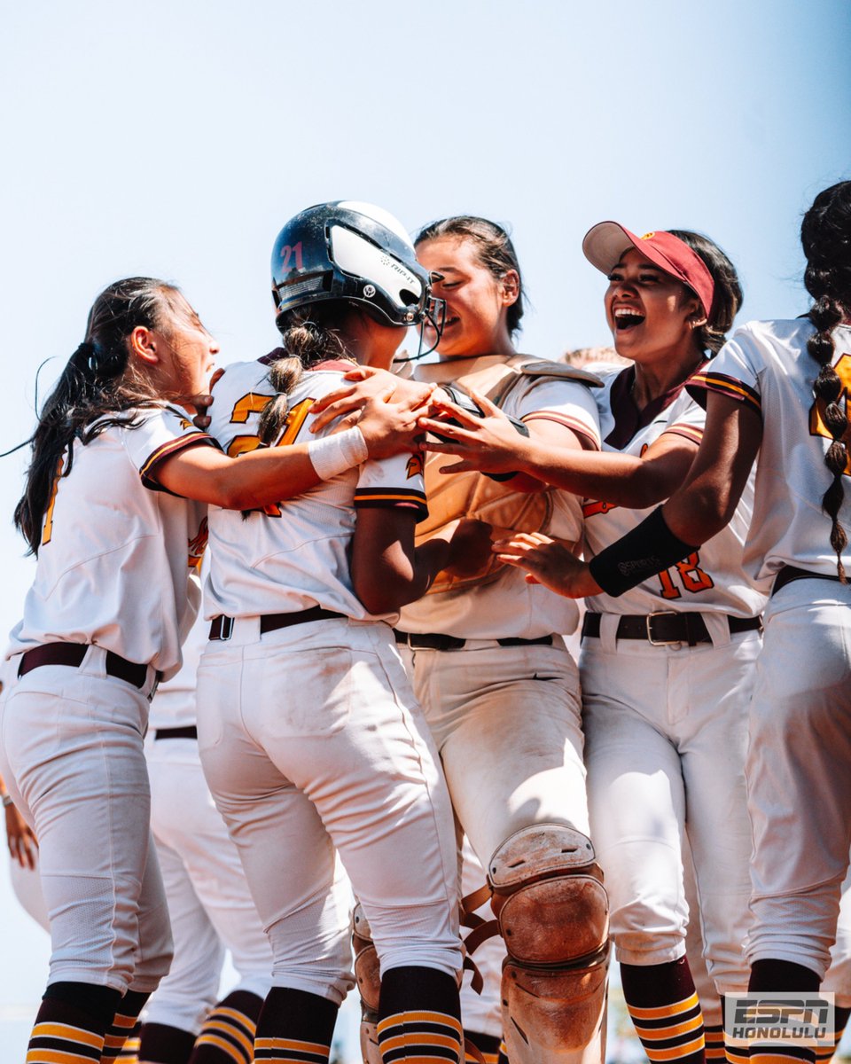 ESPNHonolulu's tweet photo. Maryknoll rallies to stun Punahou in a hard-fought 11 Inning Battle!

For full PHOTO GALLERY ➡️ https://t.co/2YaFQ7hqwU

#ESPNHonolulu #HSSoftball #HawaiiSoftball https://t.co/toL84c6ePA