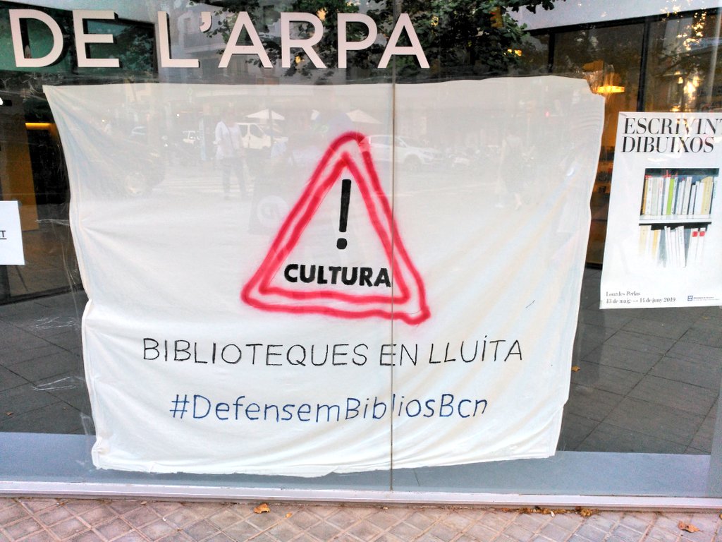 BIBLIOTEQUES EN LLUITA✊🏽📢
De Zona Nord a Candel, 
de Collserola a Gòtic, 
la lluita segueix, 
costi el que costi!
#vagabiblioteques
#DefensemBibliosBcn
#SantJordiBCN #DiàlegsSantJordi
#PregódelaLectura