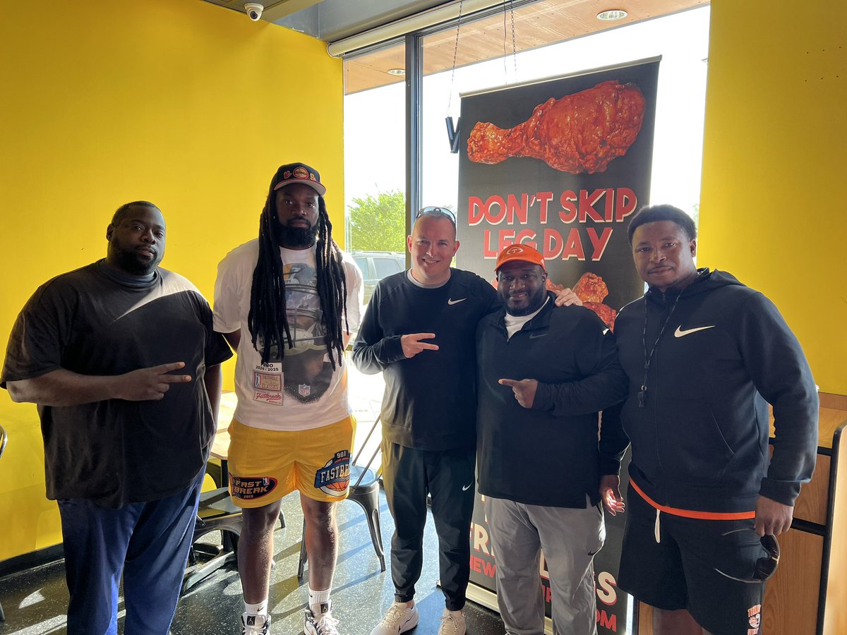 When in Memphis I got to have wings. Todays wings from Wing Guru did NOT disappoint. They were 🔥🔥🔥 And always great to see and catch up with MY GUYS!!!! Missed @SaulsberrySr @KevinCobbs on the food front. #GuruGold #Seasoning #LemonPepper