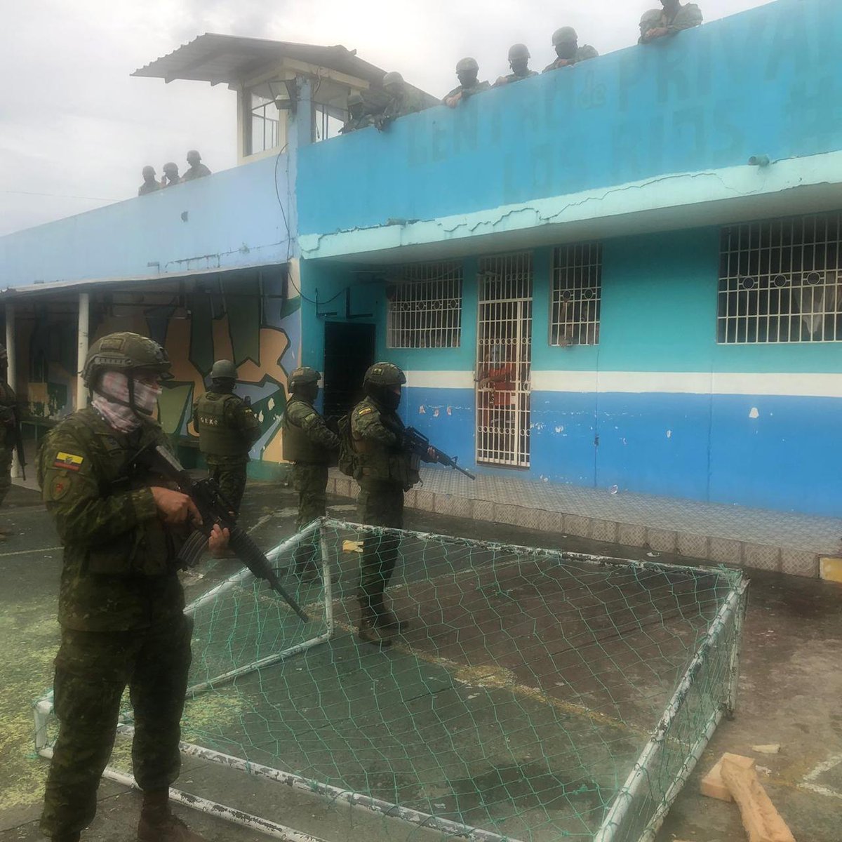 #LosRíos

Fuerzas Armadas intervienen el CPL #LosRíos ante un posible intento de amotinamiento, donde se recuperó el control TOTAL del centro penitenciario. Como resultado del evento cuatro PPL presentan lesiones y se encuentran en atención médica.