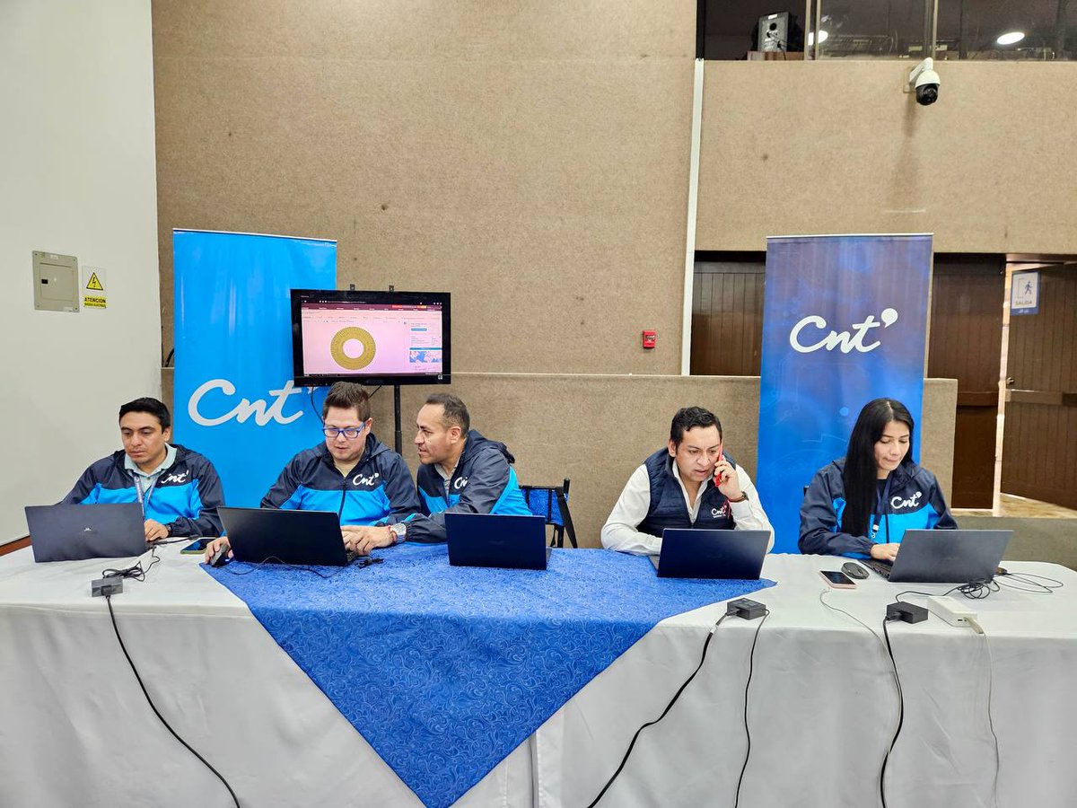 Como parte de los servicios brindados por @CNT_EC al @cnegobec, 380 técnicos integrales 👷 de la Corporación laboran permanentemente para garantizar la conectividad durante la transmisión de actas de escrutinio y publicación de resultados del #ReferéndumyConsulta2024. 🇪🇨