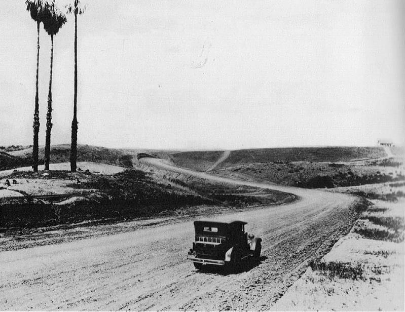 Beverly Boulevard, 1922. The palm trees are where Cedars-Sinai is now.