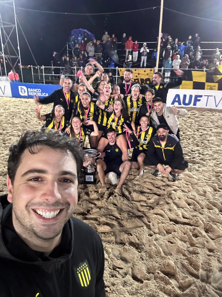 La #SelfieCarbonera de las Bicampeonas Uruguayas 🙌🏻💛🖤