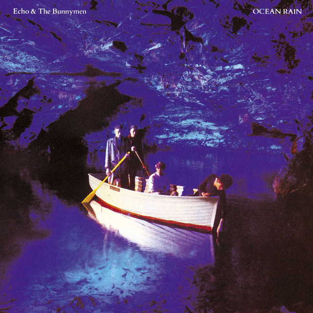 Há 40 anos, o Echo & The Bunnymen lançava “Ocean Rain”, seu 4º disco de estúdio. Considerado o principal trabalho da banda de post-punk, o álbum apresentou os singles “The Killing Moon”, “Silver” e “Seven Seas”. Qual a sua opinião sobre esse disco?