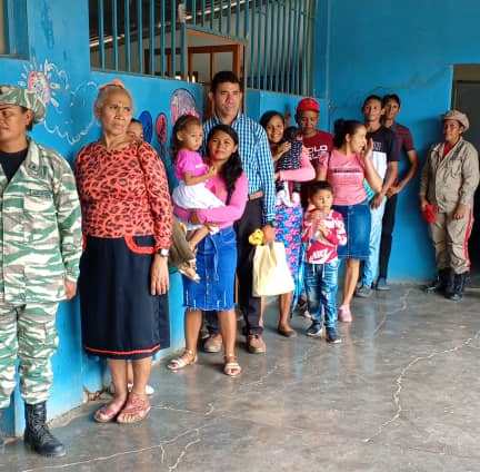 Con buen ánimo y disciplina, el Poder Popular de Guadarrama, municipio Arismendi del estado #Barinas, acudió al Centro Electoral Marcelo Ramírez, para elegir entre los proyectos comunales.     #PoderPopularEnVanguardia
<a href="/NicolasMaduro/">Nicolás Maduro</a>
<a href="/GuyVernaez/">Guy Vernáez Hernández</a>
<a href="/CarreroCe/">Cesar Carrero Aristizabal</a>
<a href="/EulaliaTabares/">Eulalia Tabares</a>