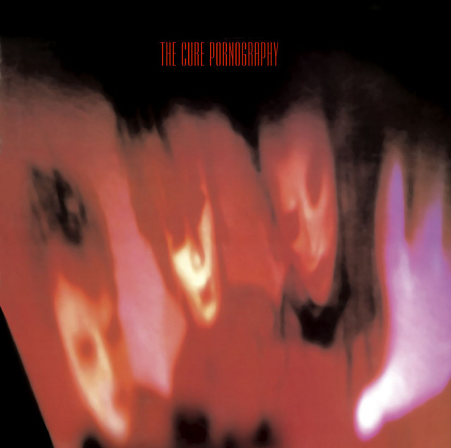 Há 42 anos, The Cure lançava “Pornography”, seu 4º disco de estúdio. Um dos trabalhos mais influentes do gothic rock, foi composto durante um momento conturbado da banda. A música “The Hanging Garden” saiu como single. Qual a sua opinião sobre esse disco?