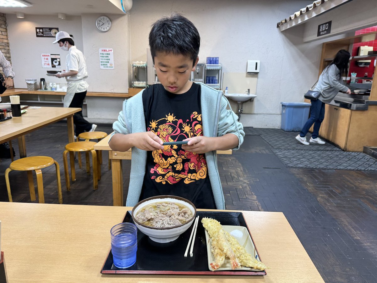 MR_DOS_TR's tweet photo. 朝飯は、やっぱりうどんと言ったのに蕎麦頼んでる長男。
昨日の余韻に浸って打首獄門同好会のTシャツ着てた😊
#FTP2024 #FLOW #打首獄門同好会 #高松 #FLOWTHEPARTY https://t.co/bNRVAaV8fZ
