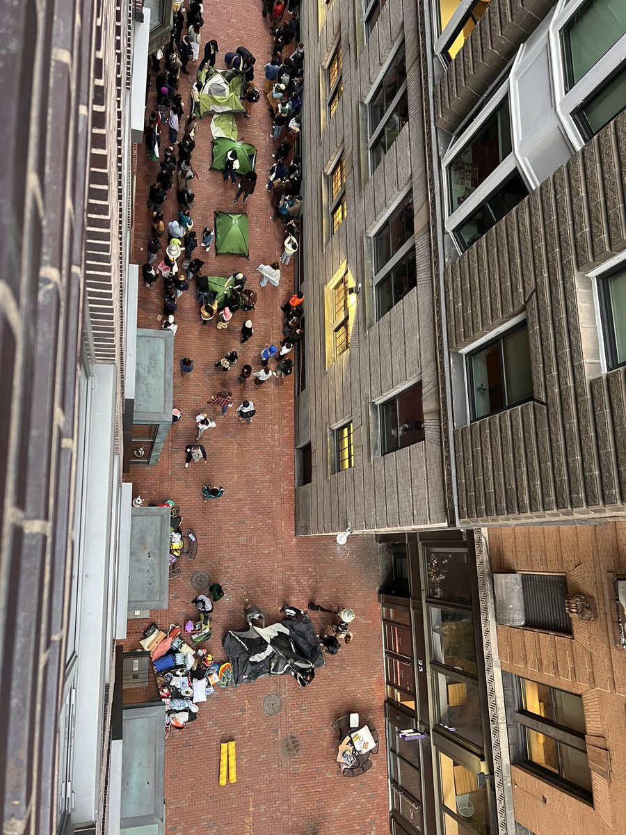 Happening Now: a few dozen Emerson students have begun setting up tents in the 2 Boylston Place alley to stand in solidarity with the students arrested at Columbia earlier this week. #BREAKING #Boston