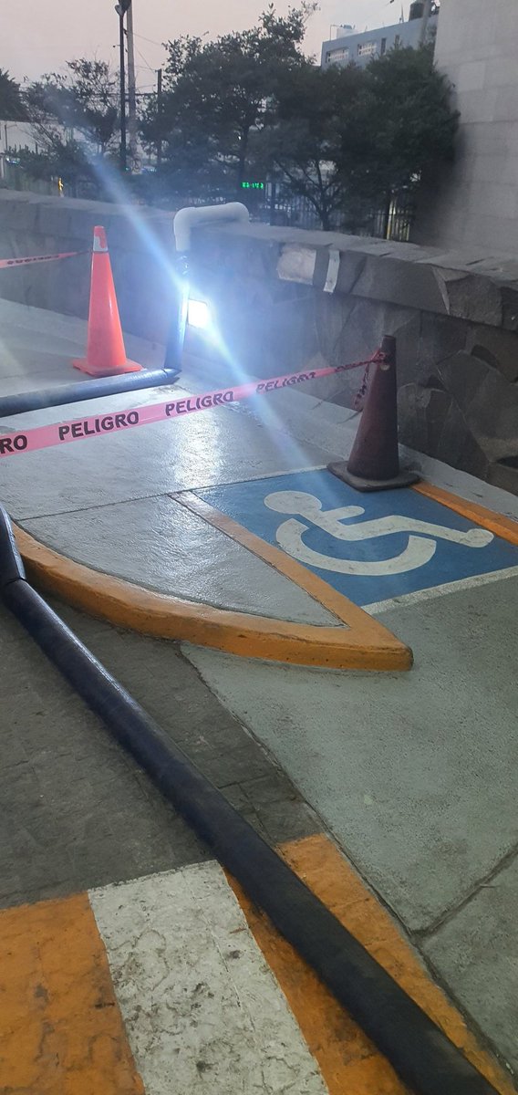 ramonislas72's tweet photo. @ISSSTE_mx @GobiernoMX ¿Qué tal el acceso de discapacitados del ISSSTE Hospital Regional Tipo B de Alta Especialidad Bicentenario de la Independencia? https://t.co/cBDkwSwmTM