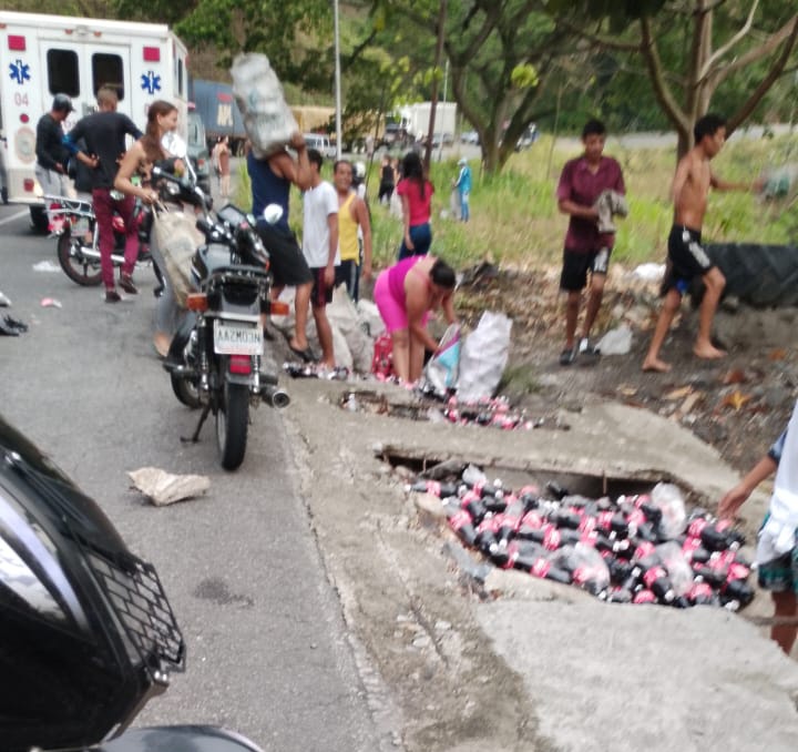 #21Abr Gandola cargada de refrescos volcó en la Panamericana, sentido La Mona - Valencia. El conductor resultó con lesiones leves. #Carabobo