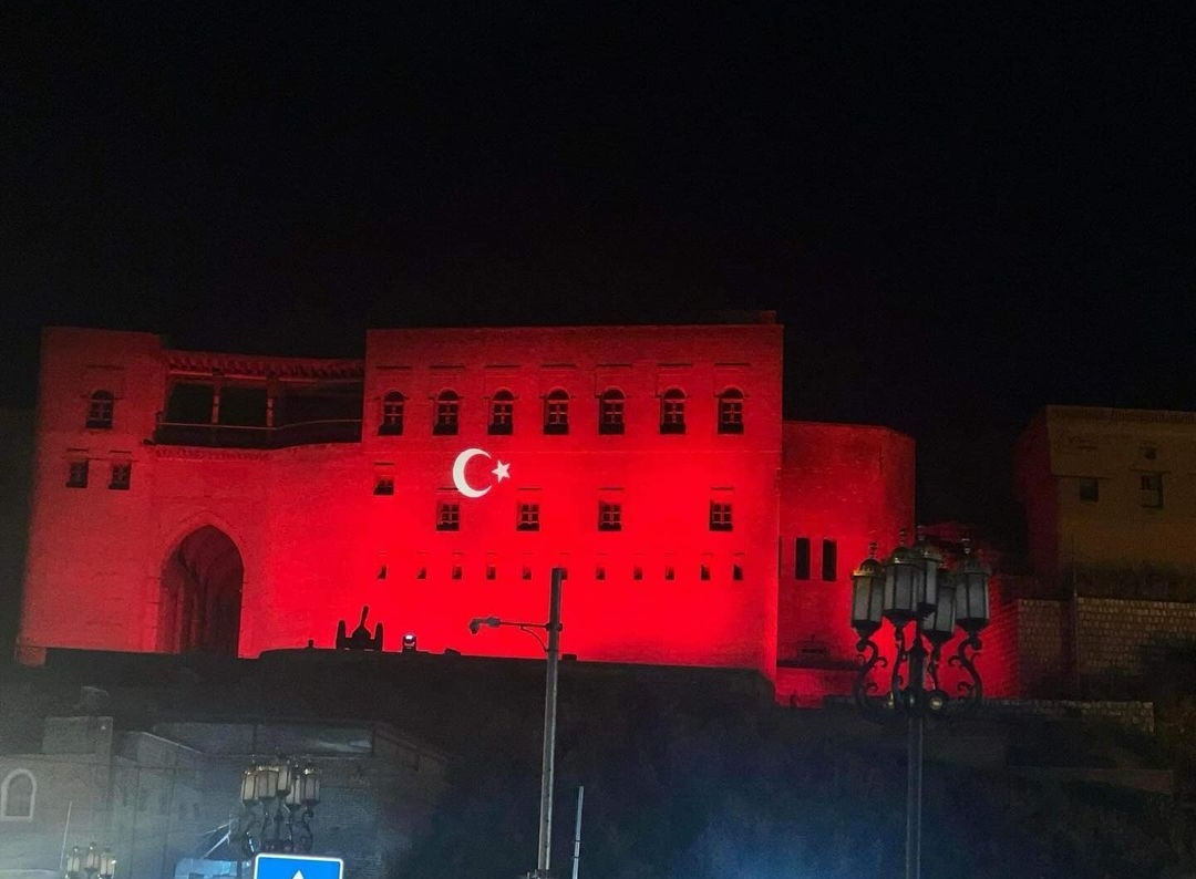 TtaraaS's tweet photo. قەڵای هەولێر🤦‍♀️🤦‍♀️✋
تۆش کە ئەچیتە تورکیا بە ناو مۆبایلەکەتا ئەگەڕێن نەک ئاڵای کوردستانی تیابێت و بێ سەروشوێنت کەن😶
ئەرێ بەس نیە ئەوەنە حەیای کوردتان برد!!!✋ https://t.co/GnCvMFgPlW