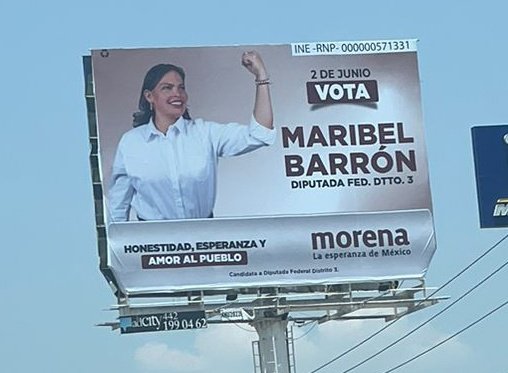 El que avisa no es traidor.

La ex priísta, ex convergencia y ahora morenista, Maribel Barrón, posa en sus espectaculares mentandole la madre a la ciudadanía.

#EnQroNO