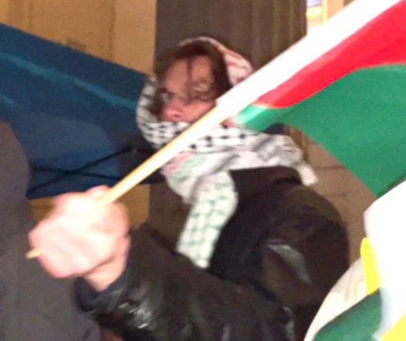 plexaleOK's tweet photo. ⚠️ Una estudiante judía fue apuñalada en el ojo con una bandera palestina frente a la Universidad de Yale.

Sahar Tartak, una estudiante de periodismo judía, estaba informando sobre la protesta frente a la universidad, donde de repente fue invadida por un grupo de varios cientos de activistas propalestinos.

Un hombre, cubriéndose la cara con una keffiyeh, se abalanzó sobre la mujer y la apuñaló en el ojo con el asta de madera de su bandera.

La joven, que sufrió heridas, luego denunció la agresión a la policía del campus, y la policía le dijo que no podían hacer nada do.

Luego fue en ambulancia a un hospital cercano para recibir tratamiento.

Fuente: NY Post

Esta es la consecuencia directa de un gobierno que con el discurso progresista no condena con contundencia el terrorismo, la agresión, el antisemitismo.
Parece que USA dejó de ser un país libre y un home sweet home para los judíos.