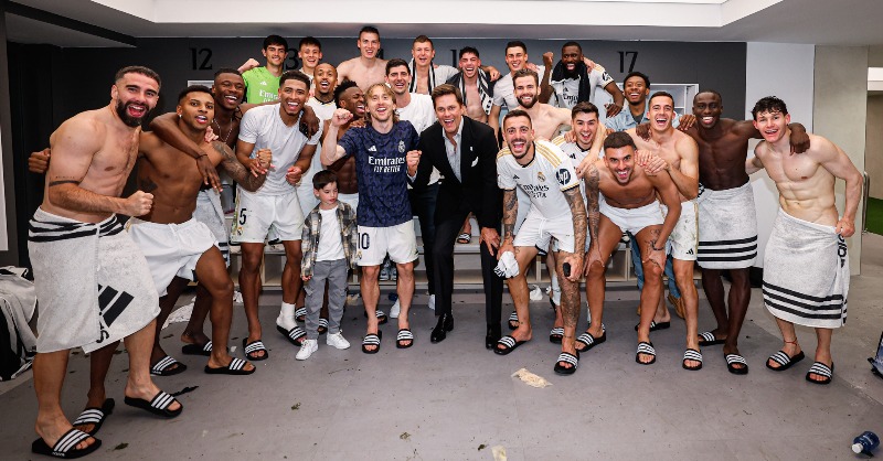 realmadriden's tweet photo. 👏 @TomBrady congratulated the @RealMadridEN players.
#ElClásico