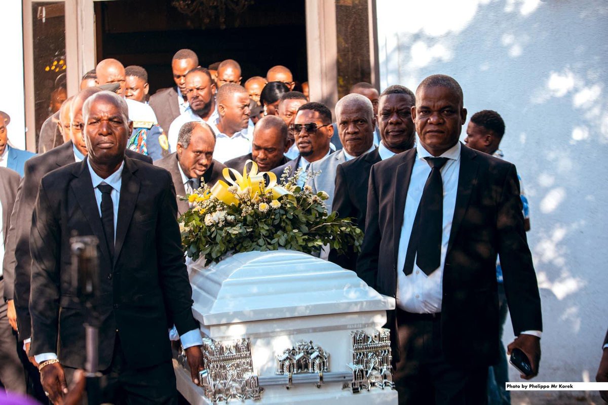 PhelippoD's tweet photo. Depuis ton départ

En coup de vent

Les journées plus froides.

Te savoir sous terre

Mais pour te voir

Regarder les cieux.

Cimetière en fleurs

Et tout là-haut ton étoile –

Larmes au coin des yeux.

Mme Cantave était une fervente catholique.  
Quel honneur d’avoir eu une si belle messe chantée par le Révérend Curé de la Paroisse, auréolée par le très respecté Evêque du Diocèse des Gonaives: Yves Marie Pean.