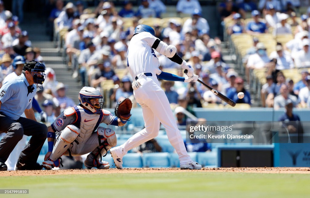 Shohei Ohtani #17 of the Los Angeles #Dodgers hits his 176th career home run against the New York Mets, the most hit by a Japanese born #MLB player. @Ohtani_MLB 📸: Kevork Djansezian