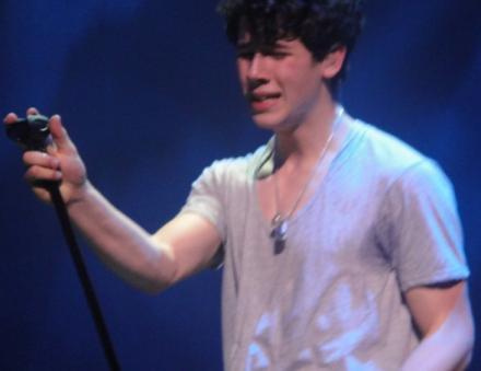 estoy asi llorando mal a moco tendido porque despues de tantos años hermanas latinoamericanas SE NOS DIOOOO, amo que esten conociendolos, escuchandolos y haciendoles saber porque deberian volver mas seguido, gracias jonas brothers pero mas gracias fans