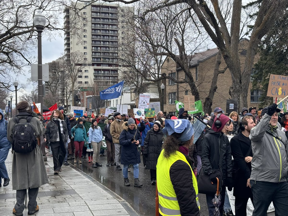 Le @BlocQuebecois était bien présent à la marche de la Journée de la Terre à Québec. Je suis content d’avoir discuté environnement avec les citoyens et citoyennes de Québec-Centre. Merci à la députée Caroline Desbiens et aux militantes et militants! 🌱🌎🌳⚜️