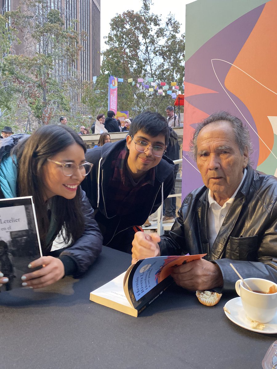 En el III Festival Penguin Providencia. Pasión por los libros

Que emocionante fue poder conocer al Premio Nacional de Literatura, Hernán Rivera Letelier. Profundizar en las historias de la Pampa y de mi norte querido. A poco del Día del Libro, me apasiona tener estas instancias.