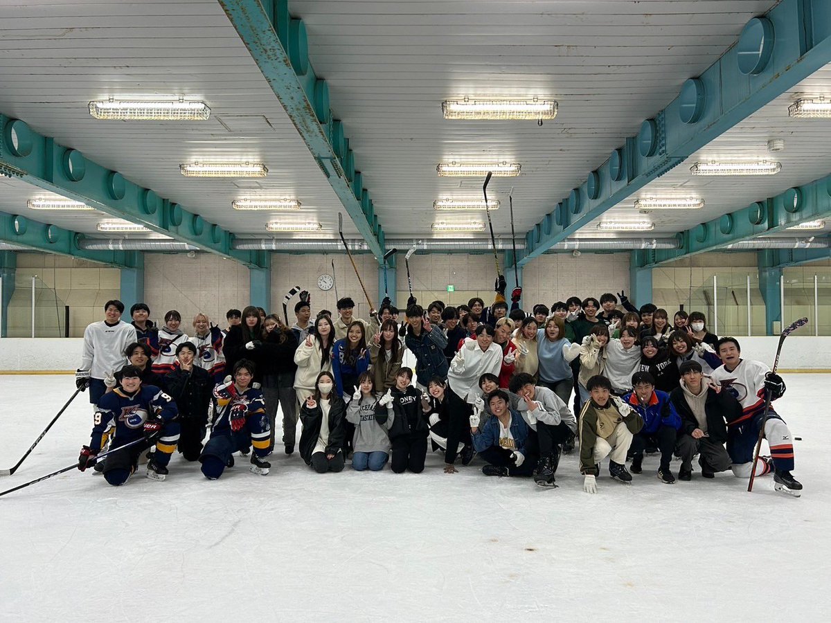 2024SilverFox's tweet photo. 4月19日のスケート体験ありがとうございました⛸️
今回も40人近い新入生が来てくれて、とても盛り上がるスケート体験となりました😊

4月28日のスケート体験や練習見学も大歓迎ですので興味のある人はDMなどお待ちしてます！
#アイスホッケー
#春から金大 https://t.co/kp0pnUp9YT