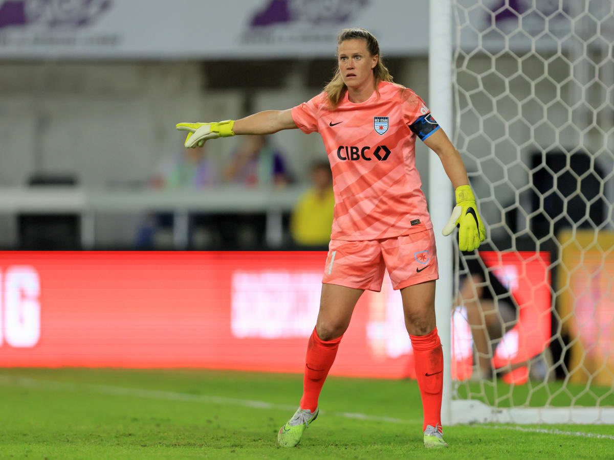 ALYSSA NAEHER BECOMES FIRST GK TO PLAY 15K MINUTES IN THE @NWSL 

Chicago Red Stars and USWNT keeper @AlyssaNaeher continues to make history 🥳❤️🇺🇸