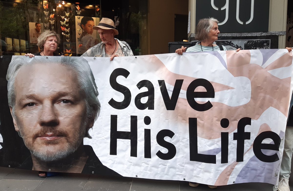Julian Assange is dying in prison & you are acting helpless. Are you the Australian Prime Minister or not?🤔
#FreeJulianAssangeNOW