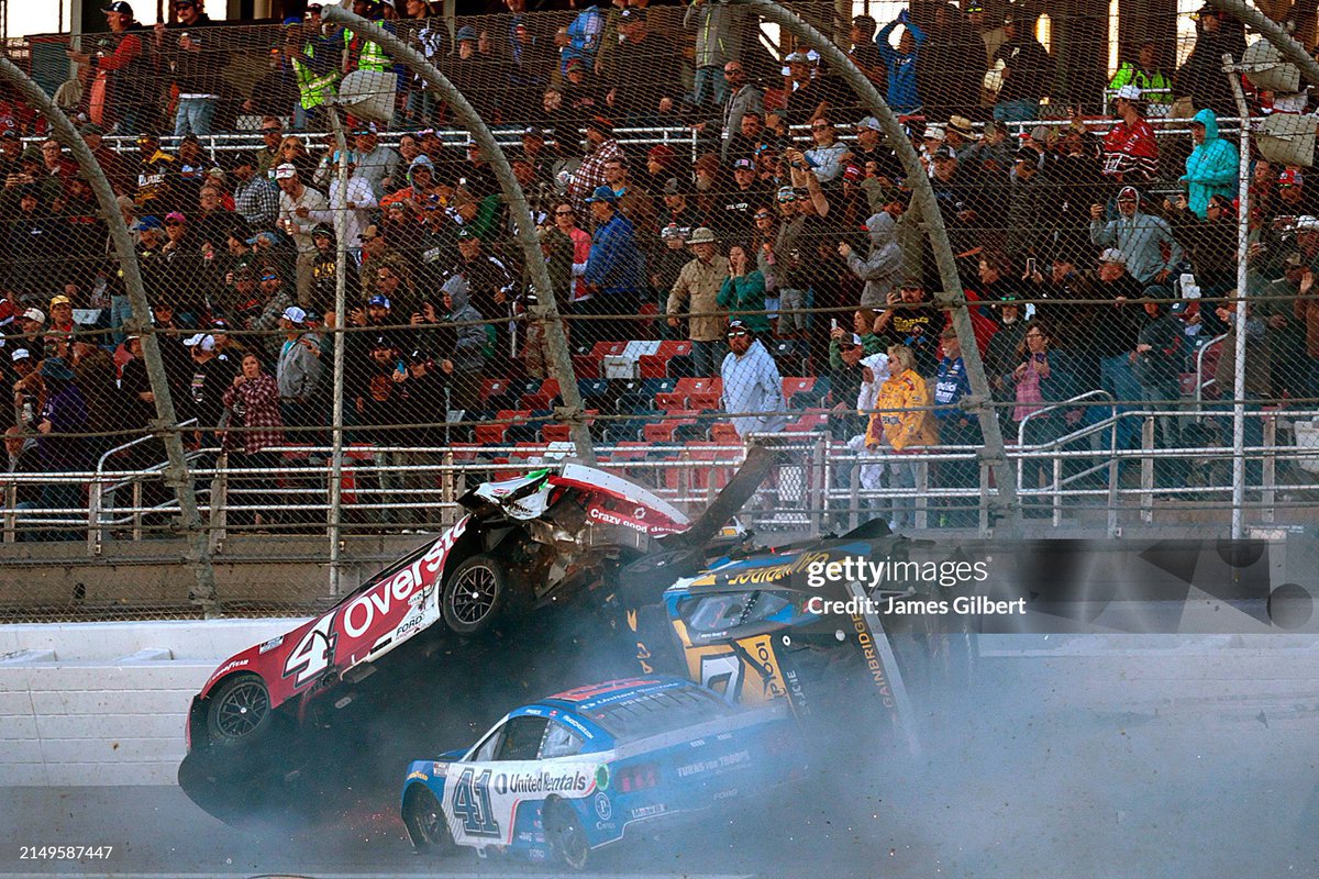 This photo is INSANE.

#GEICO500 
#NASCAR