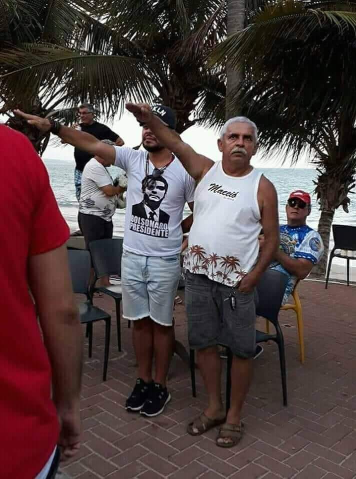 pesquisas_elige's tweet photo. 🚨URGENTE: A partir de hoje, vou postar algumas vezes em que os apoiadores do ex-presidente Jair Bolsonaro (PL) tentaram imitar Nazistas. Peço uma coisa: COMPARTILHEM!

🥇Abaixo, dois homens aparentemente fizeram uma saudação nazista, provavelmente durante uma manifestação de extrema-direita. Um deles vestia uma camisa em apoio a Jair Bolsonaro (PL)