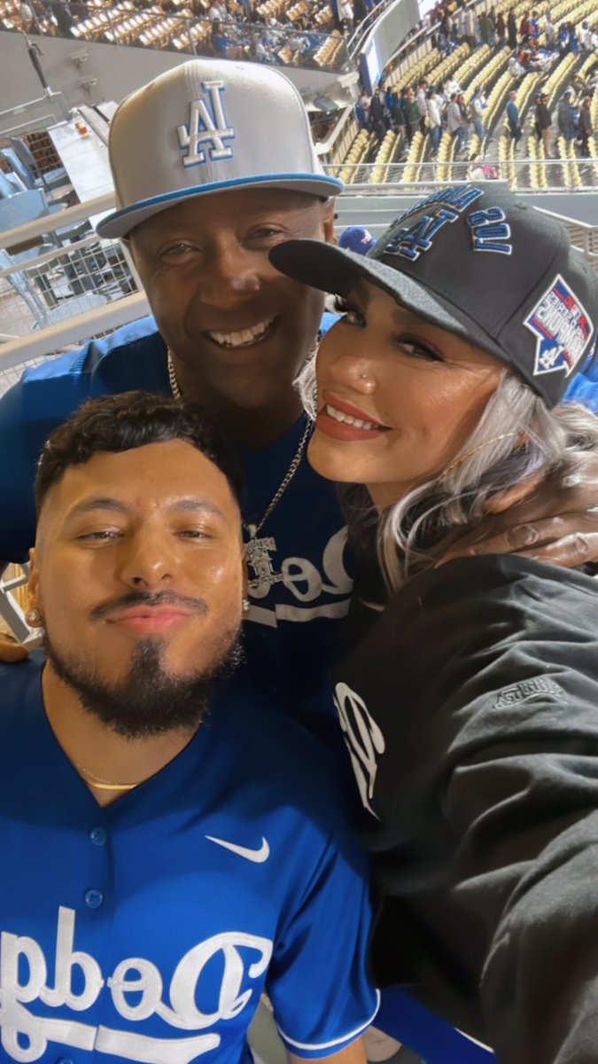 Ms_bossy79's tweet photo. What an amazing time at the game 💙💜 https://t.co/FewmcmbYbW