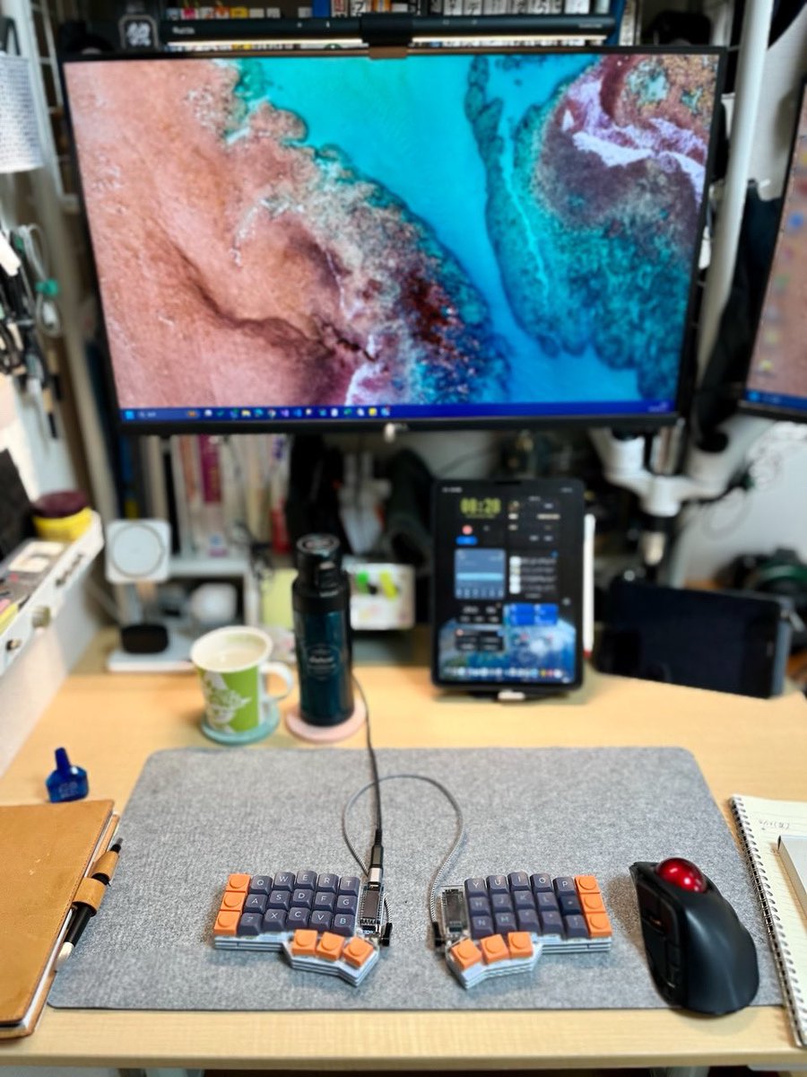 us_key51's tweet photo. 今日は #CorneCherryV3 とトラックボール🖲️
今週は妻が平日出張でワンオペ。早めに仕事終わらせます〜💨と言いつつ、デスク周りのグッズを色々仕入れたので、夜はその辺のセッティングをしていこうと思います😁
#自作キーボード #CorneCherry #デスク周り #狭デスク https://t.co/ERpixH5Ok6