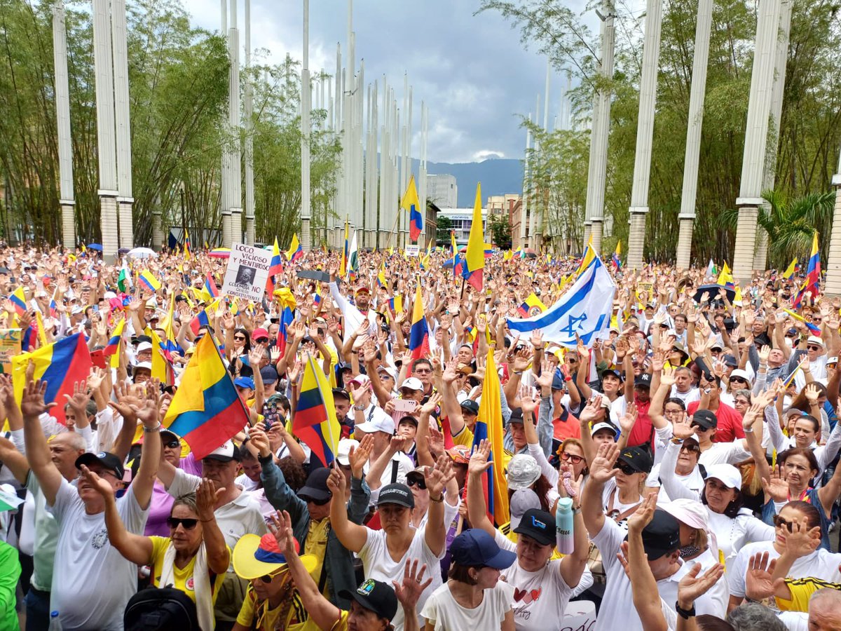 VickyDavilaH's tweet image. Esta bella imagen es conmovedora. En medio de las marchas de hoy contra el Gobierno Petro vimos ondear la bandera de Israel entre miles de banderas de Colombia. (Fotografía de Rafael Zapata, ‘Zalo’).

Estamos contigo Israel.