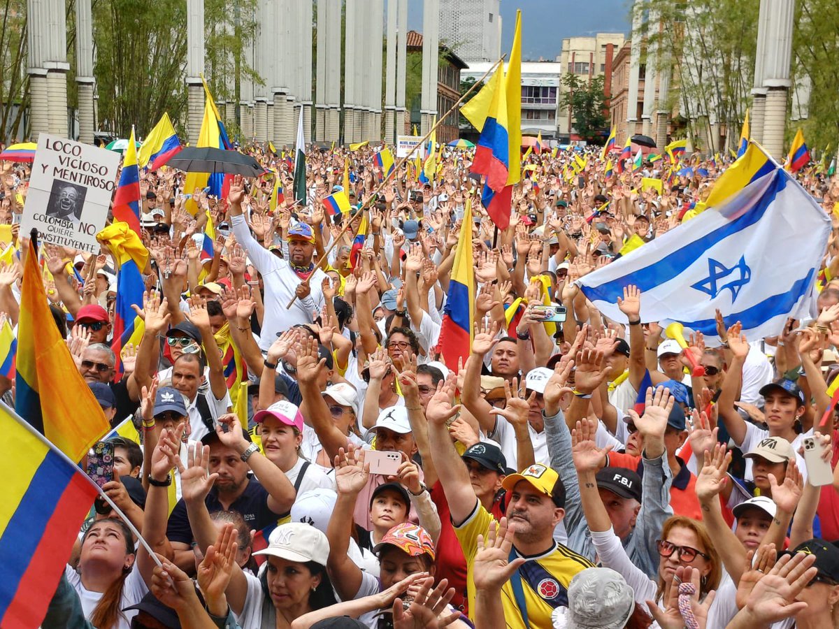 VickyDavilaH's tweet image. Esta bella imagen es conmovedora. En medio de las marchas de hoy contra el Gobierno Petro vimos ondear la bandera de Israel entre miles de banderas de Colombia. (Fotografía de Rafael Zapata, ‘Zalo’).

Estamos contigo Israel.