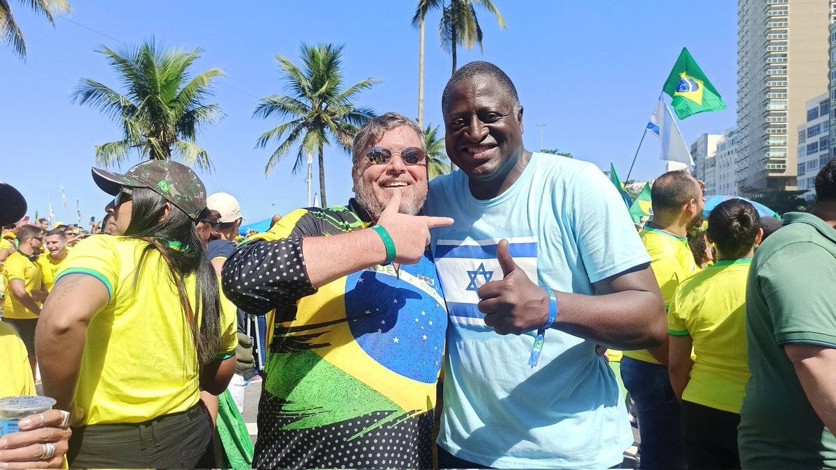 CabralJanayr's tweet photo. Presidente Bolsonaro em Copacabana, discurso contundente e com o povo apoiando.
Brasil Pátria Amada e sem ditadura e ditadores, não vencerão e nossa Bandeira nunca será vermelha. https://t.co/UjOhf8kpHe
