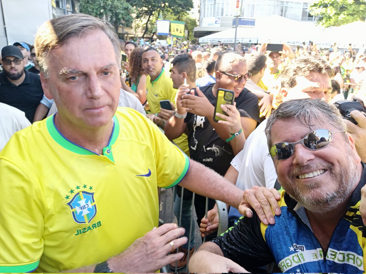 CabralJanayr's tweet photo. Presidente Bolsonaro em Copacabana, discurso contundente e com o povo apoiando.
Brasil Pátria Amada e sem ditadura e ditadores, não vencerão e nossa Bandeira nunca será vermelha. https://t.co/UjOhf8kpHe