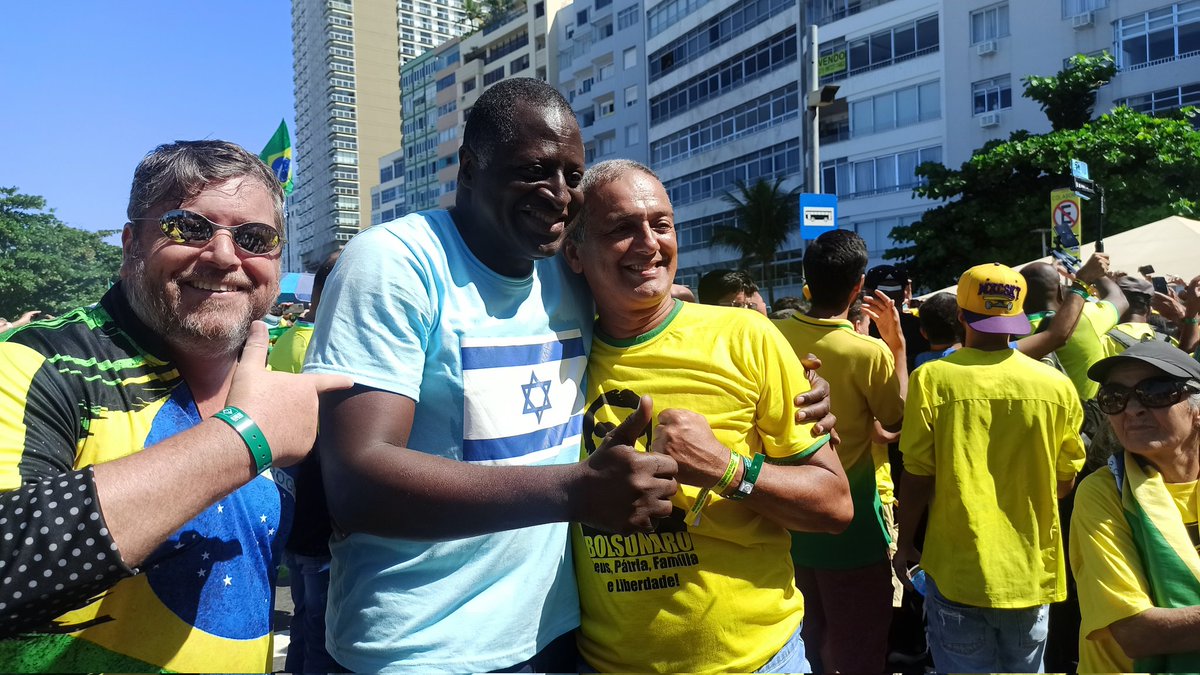 CabralJanayr's tweet photo. Presidente Bolsonaro em Copacabana, discurso contundente e com o povo apoiando.
Brasil Pátria Amada e sem ditadura e ditadores, não vencerão e nossa Bandeira nunca será vermelha. https://t.co/UjOhf8kpHe