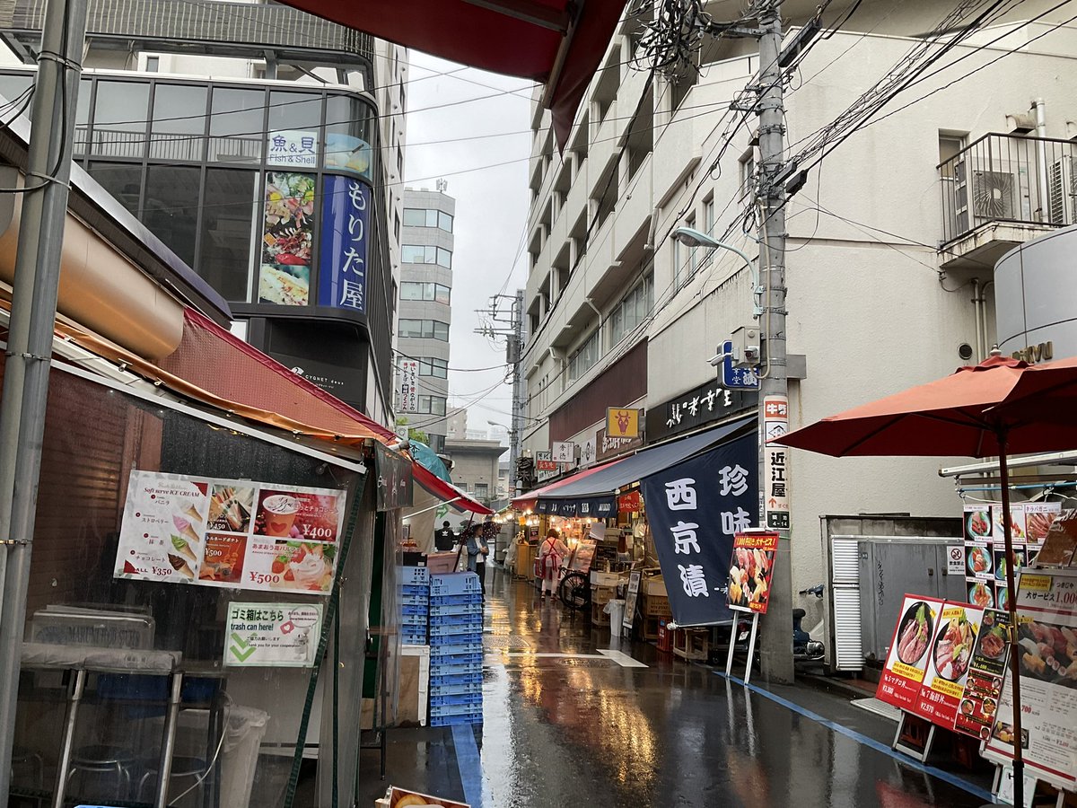 おはようございます！ 1週間の始まり，月曜日です。 今日は朝から雨☔️が降っておりますが築地は賑わっております！ 本店と魚河岸店，2店舗とも14時まで営業しておりますので是非お立ち寄りくださいませ🐟