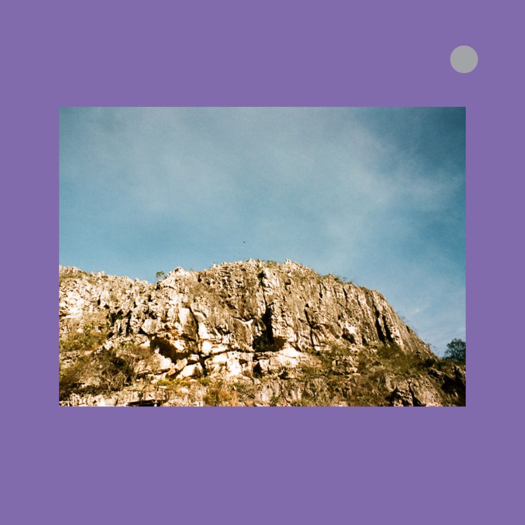 A Quina da Capivara, o pequeno povoado onde a história de Vento Vazio acontece, é ficção, mas também não é.

Um paredão de pedra, encostado ali na Serra do Espinhaço, a terra perfeita pra um vento que gosta de endoidecer.

Eu sei, porque eu fui lá.
Venta também?

💜