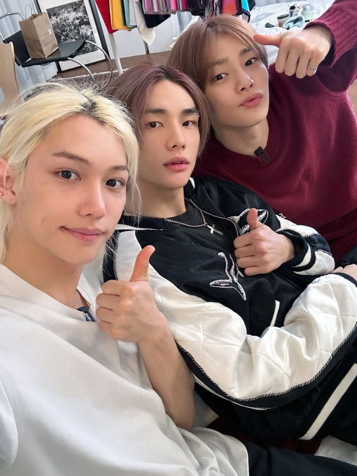 mnhktito's tweet photo. — Monogamia o bala
#Hyuninau #Jeonglixau #Hyunlixau

Dónde Jeongin empieza a sentir atracción por sus dos mejores amigos, Hyunjin y Felix, después de joder con mandarse nudes https://t.co/HGVtKU3IH7