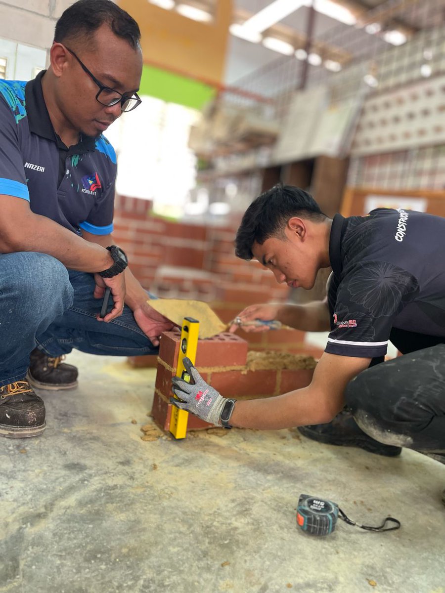PERHEBATMy's tweet photo. PENGAJAR PAKAR PERHEBAT BIMBING PESERTA PERTANDINGAN WORLDSKILLS MALAYSIA BELIA
#WSMB #WorldSkills #WorldSkillsMalaysia #PERHEBAT #PERHEBATAllStars #Bricklaying #TVET #TVETMalaysia https://t.co/A1XTYij0So