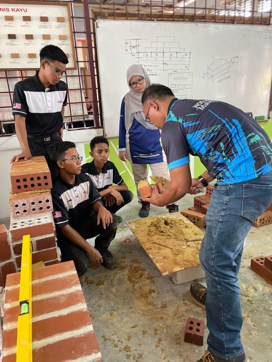 PERHEBATMy's tweet photo. PENGAJAR PAKAR PERHEBAT BIMBING PESERTA PERTANDINGAN WORLDSKILLS MALAYSIA BELIA
#WSMB #WorldSkills #WorldSkillsMalaysia #PERHEBAT #PERHEBATAllStars #Bricklaying #TVET #TVETMalaysia https://t.co/A1XTYij0So