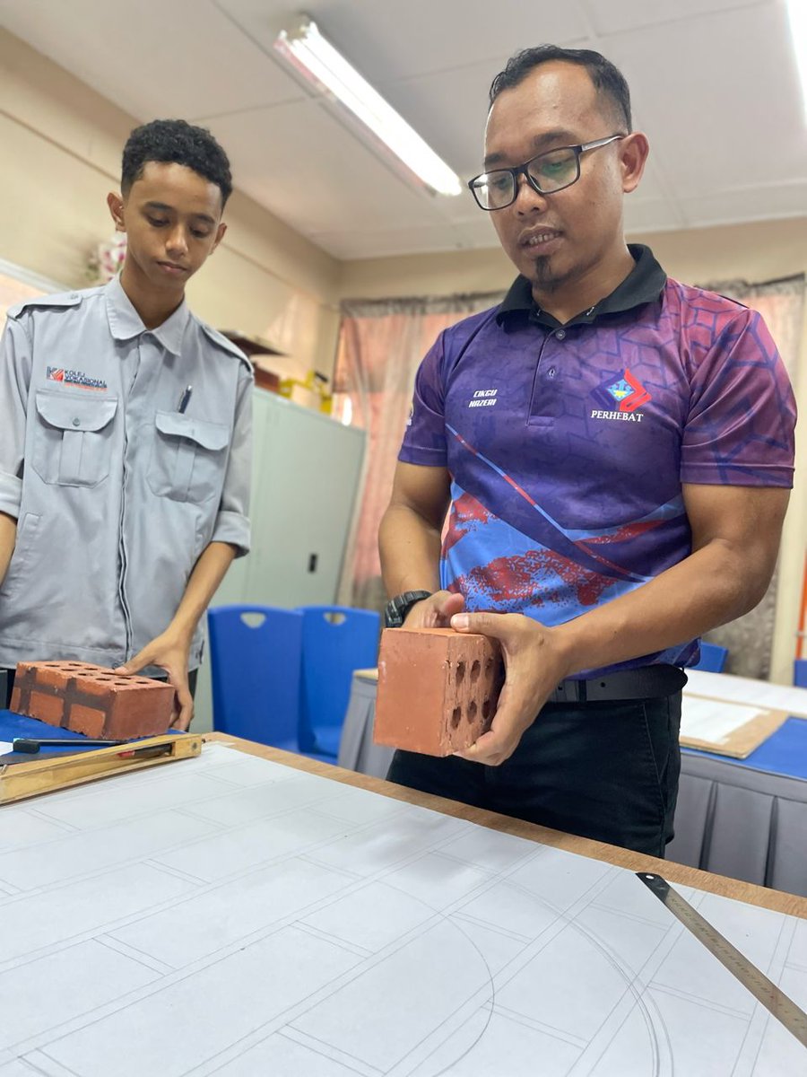 PERHEBATMy's tweet photo. PENGAJAR PAKAR PERHEBAT BIMBING PESERTA PERTANDINGAN WORLDSKILLS MALAYSIA BELIA
#WSMB #WorldSkills #WorldSkillsMalaysia #PERHEBAT #PERHEBATAllStars #Bricklaying #TVET #TVETMalaysia https://t.co/A1XTYij0So