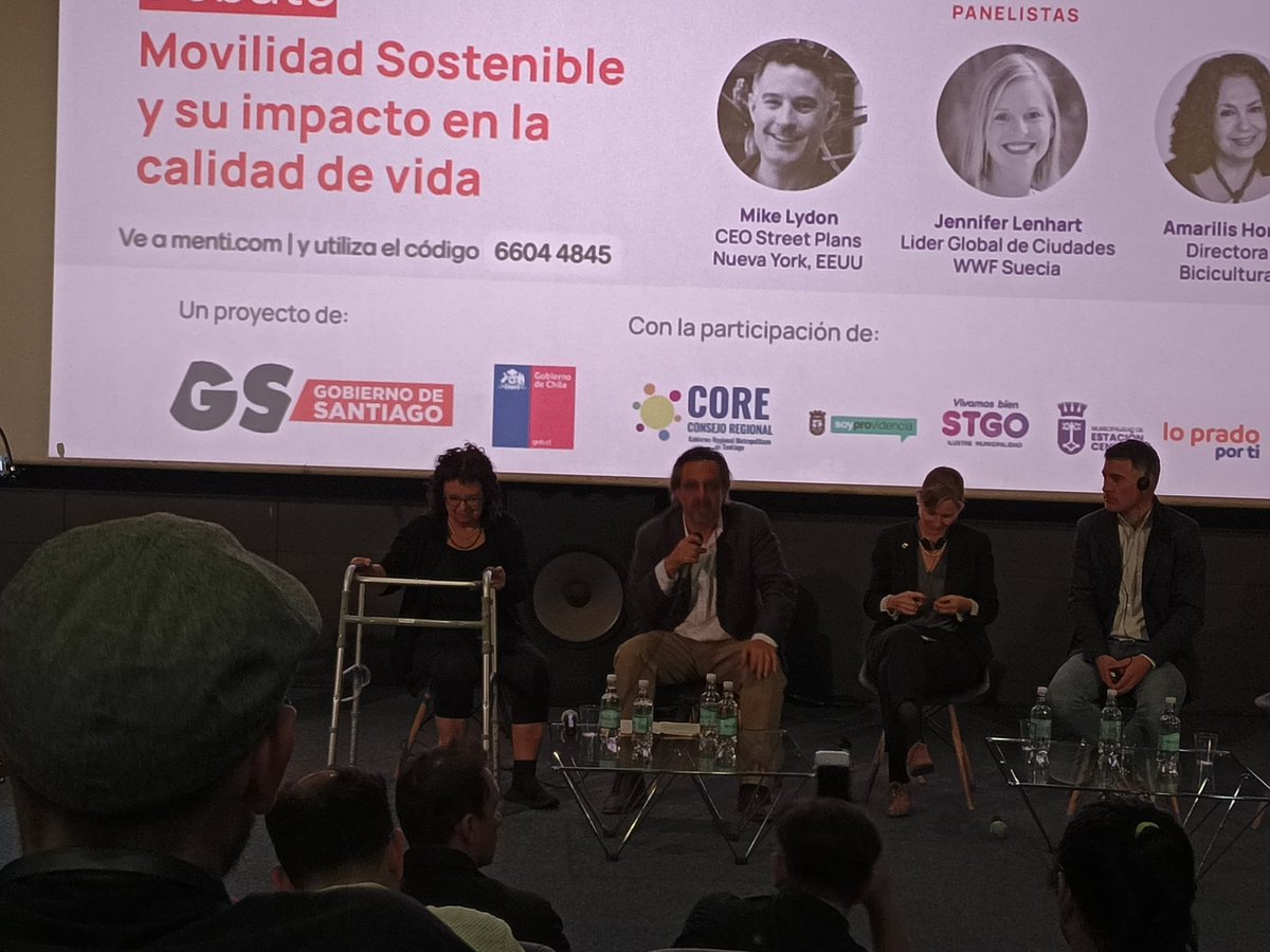 En este seminario nos hablaron de grandes e importantes ciclovias que van por la derecha y en la nueva Alameda la diseñan por la izquierda @Orrego @MTTChile @Muni_Stgo @Carolina_Toha aún no me calza lo expuesto con lo que se construirá en #NuevaAlameda  🤔 y se que fuimos varios