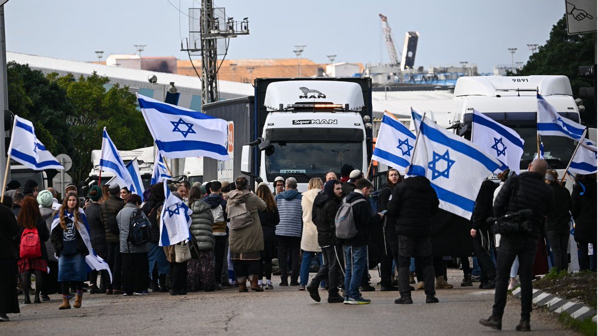 Israelis block the road in front of Gaza aid trucks after hearing that trucks were headed from Jordan to Gaza. 🔴 LIVE updates aje.io/sotfjj