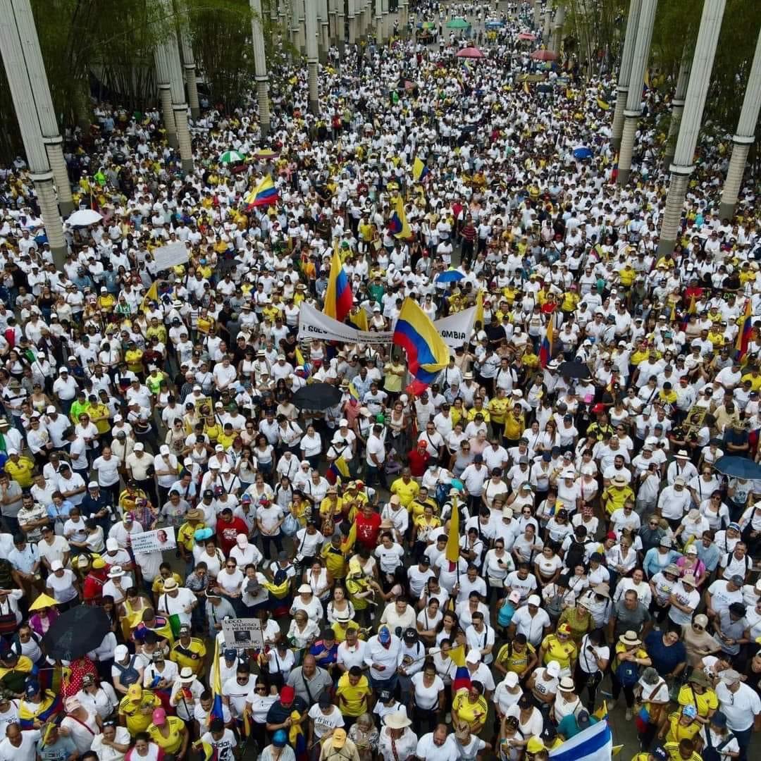 ferchoespinosa's tweet photo. @HELIODOPTERO salió muy temprano a tomar la foto 🤡🤡🤡 https://t.co/rXmX2L8Qml
