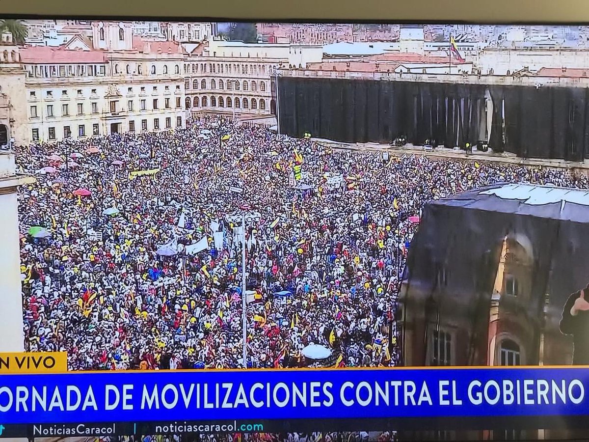 ferchoespinosa's tweet photo. @HELIODOPTERO salió muy temprano a tomar la foto 🤡🤡🤡 https://t.co/rXmX2L8Qml