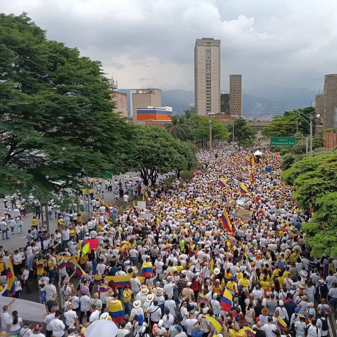 ferchoespinosa's tweet photo. @HELIODOPTERO salió muy temprano a tomar la foto 🤡🤡🤡 https://t.co/rXmX2L8Qml