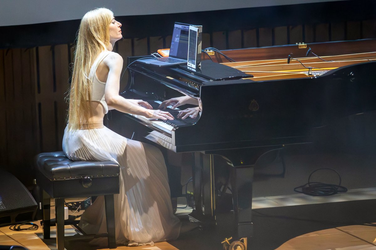 Some photos of @kellymoran at @Howard_Assembly this evening. An astonishing concert. flickr.com/photos/billiel…