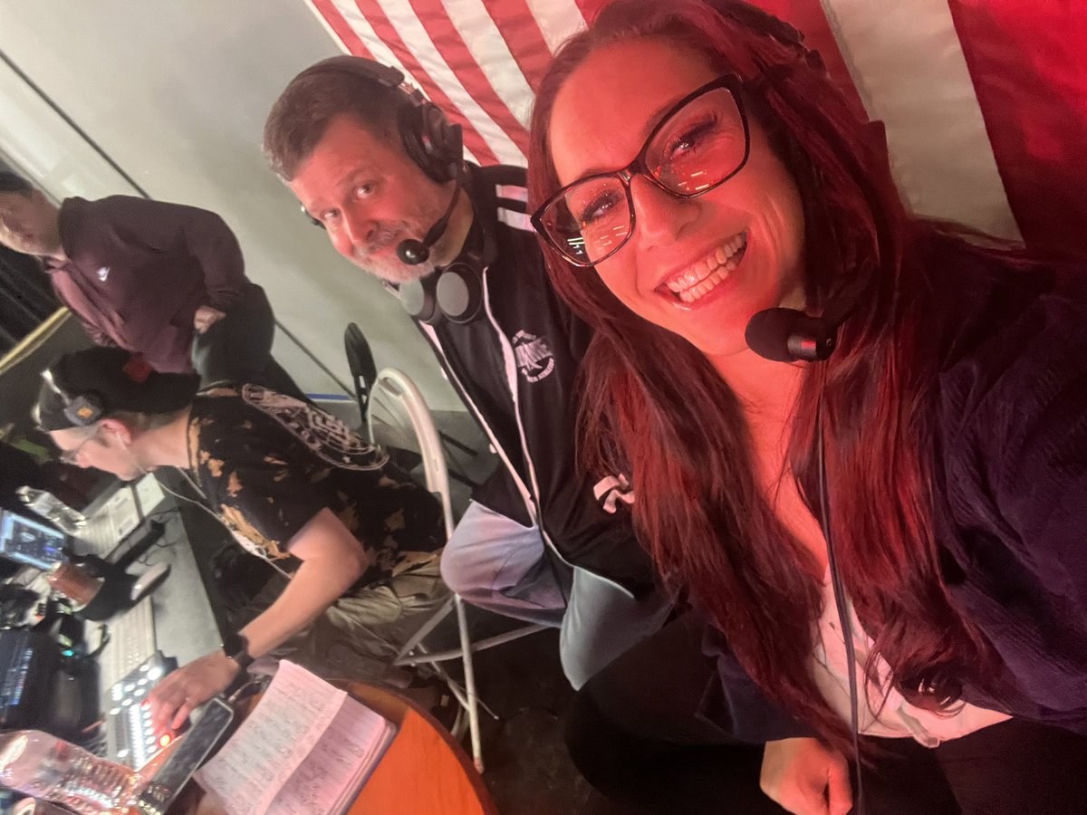 It’s time for #BreakingGCW live from ALBUQUERQUE - in the booth with @DavePrazak🎙🚐