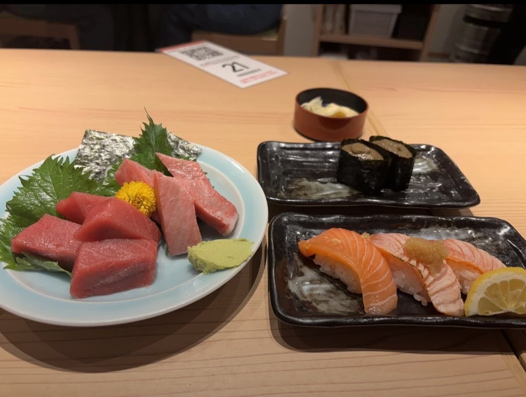 Only 1,500 yen in Tokyo. That's less than US$10 !!!

#Sushi #sashimi #sushiheaven #sushilife #sashimilover #sashimiplatter #japanesefood #SushiTime #sushiplate #sashimi🍣